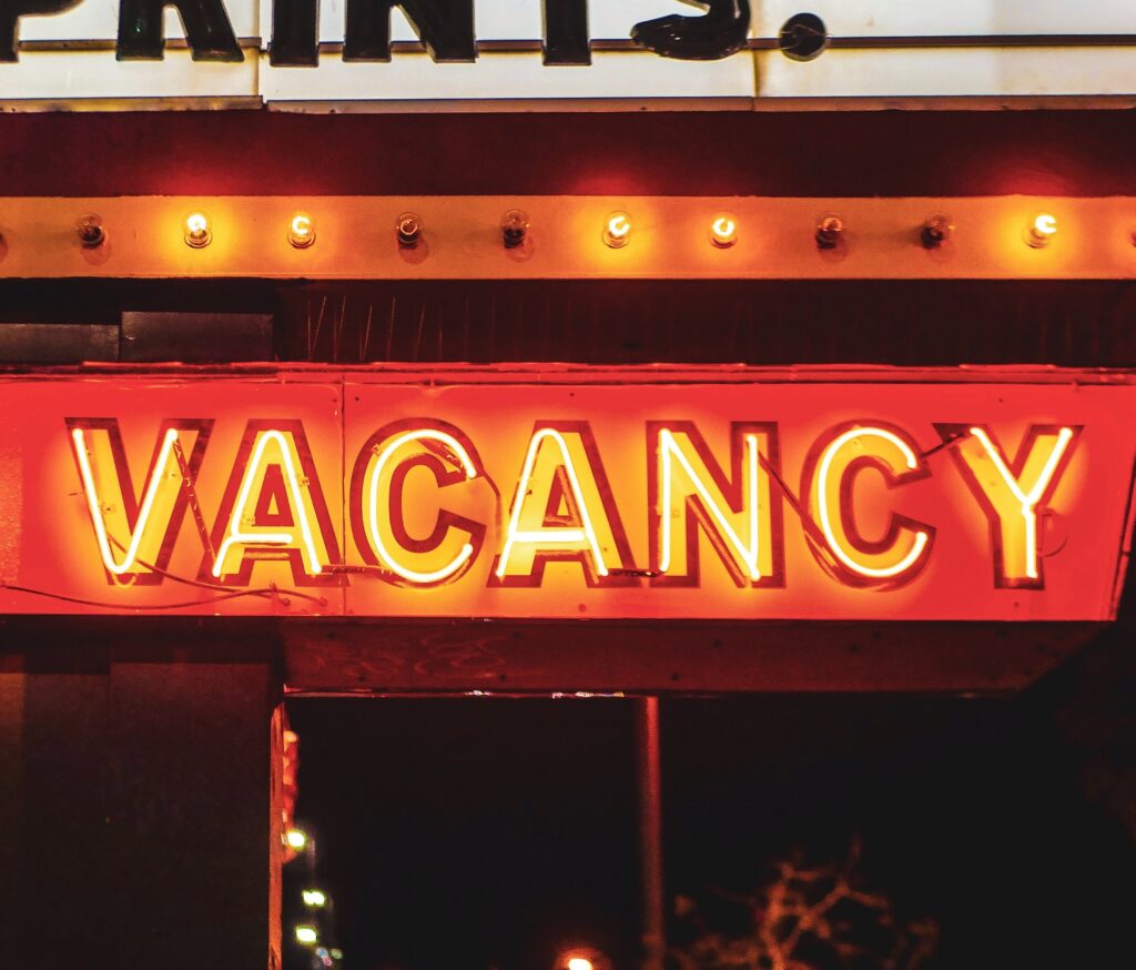 A vacancy sign with lights on it